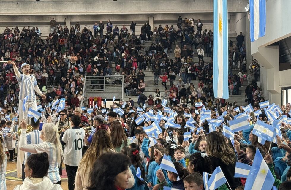Emotivo compromiso a la BanderaArgentina en el Estadio Arena