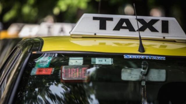 Los taxis y remises funcionarán con reserva previa para Navidad.