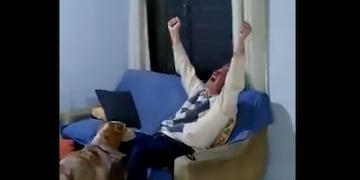 Un abuelo sabalero celebrando el título de Colón