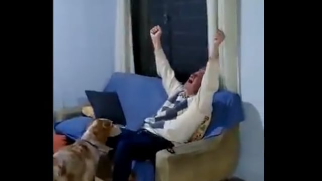 Un abuelo sabalero celebrando el título de Colón