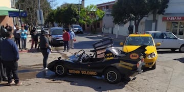 Batimóvil. Chocó contra un taxi en barrio San Vicente. (Twitter)