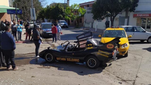 Batimóvil. Chocó contra un taxi en barrio San Vicente. (Twitter)