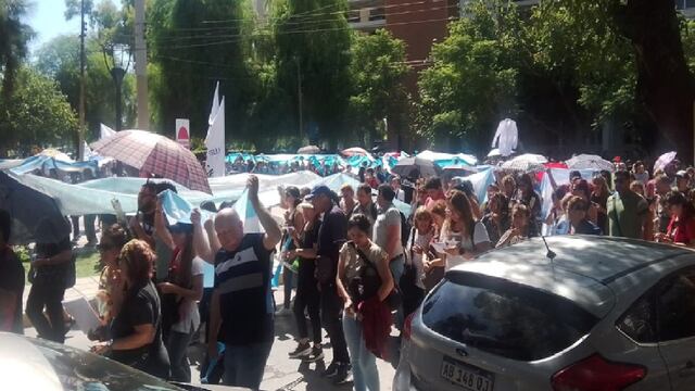 Los reclamos en la calle de los docentes sanjuaninos sigue sumando tensión. Una funcionaria pública intentó atropellar a docentes femeninas en la calle.