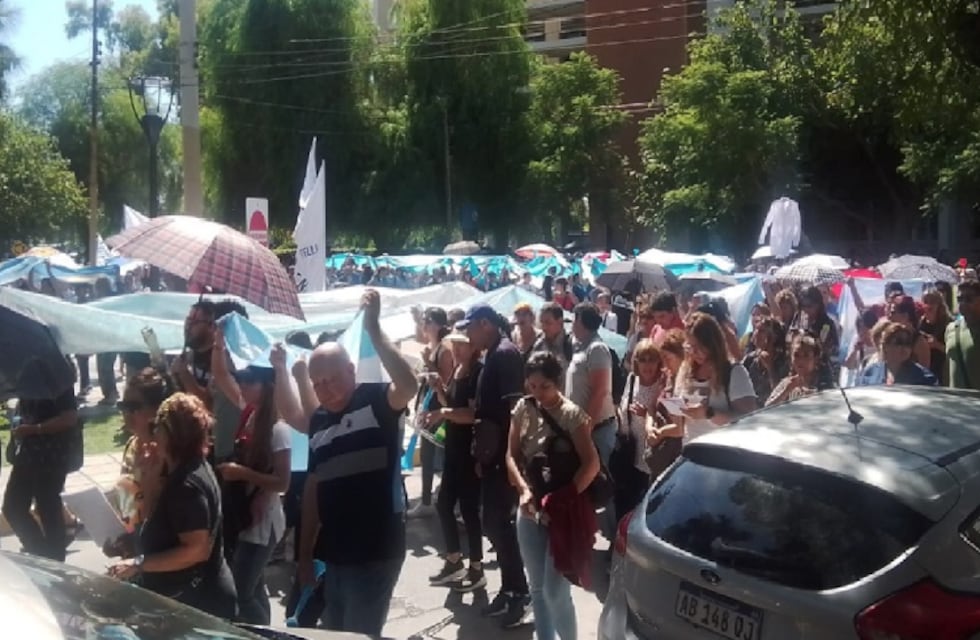 Violencia: una funcionaria pública intentó atropellar a docentes que cortaban una de las calles en San Juan