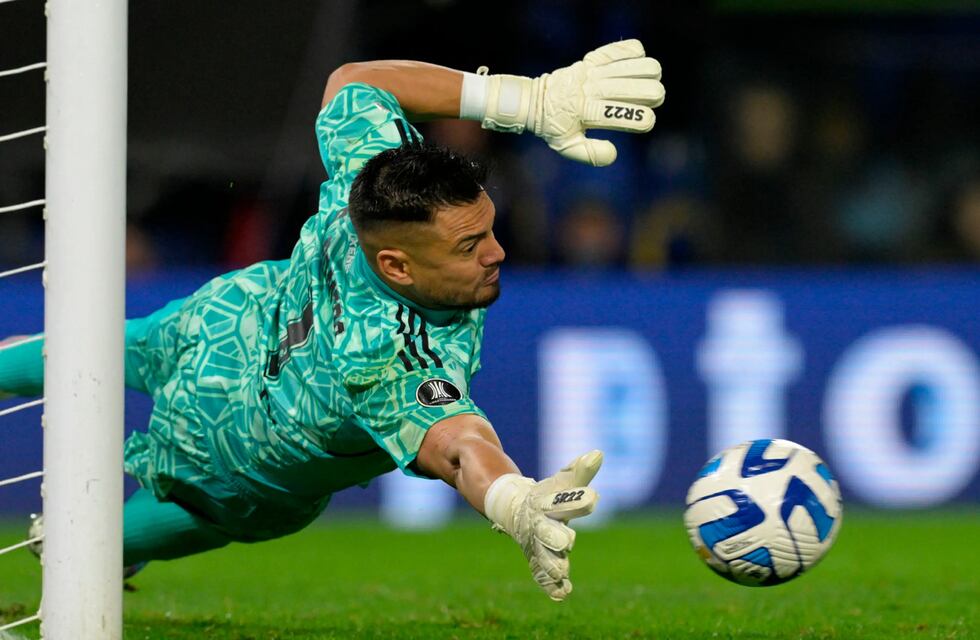 La brillante actuación de “Chiquito” Romero en los penales, el héroe de la noche de copa en La Bombonera