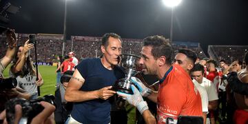 Lucas Bovaglio y el premio para Instituto, junto a una figura del equipo, el Loco Carranza (Facundo Luque / La Voz).