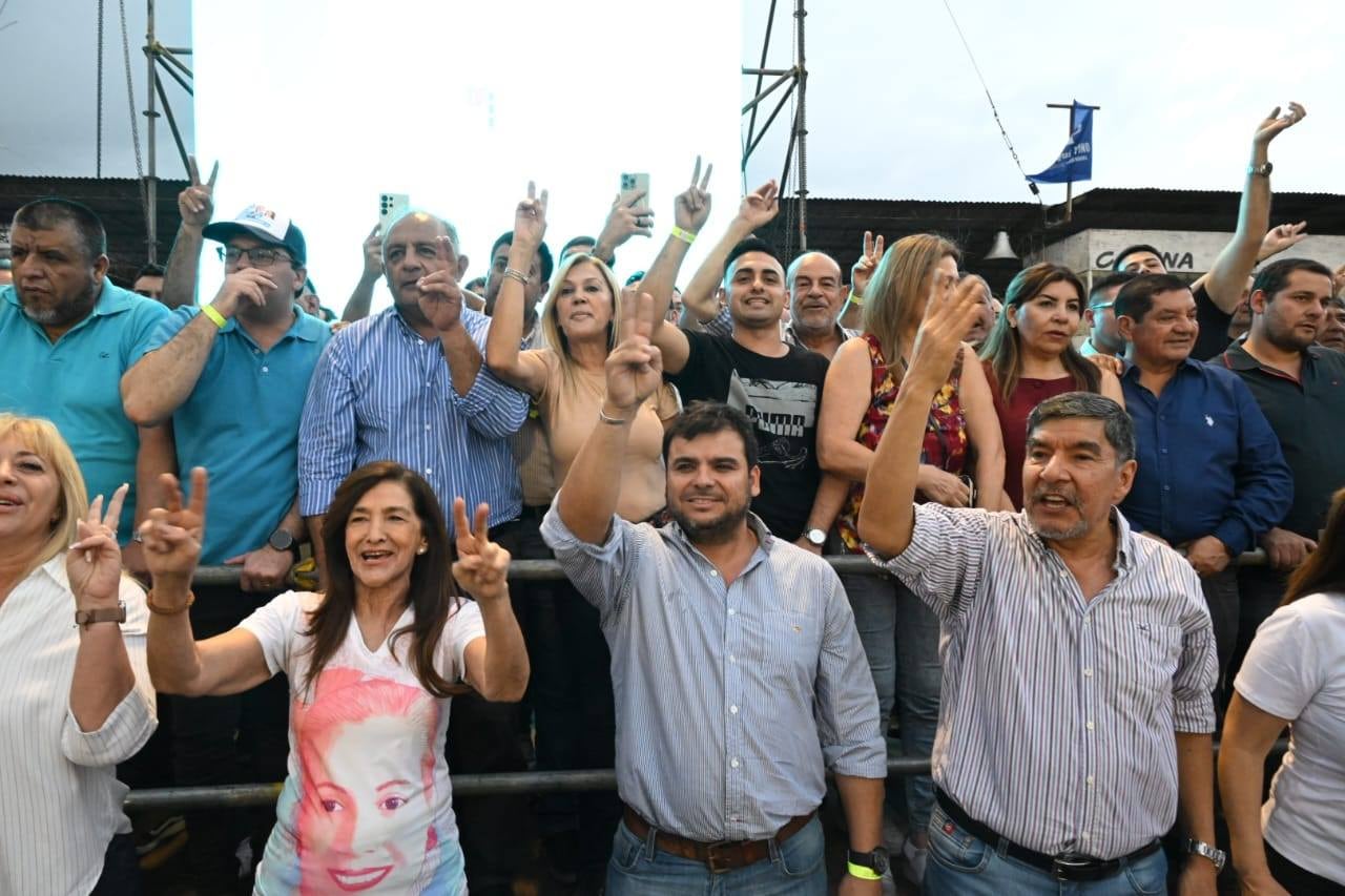 La esposa del gobernador,  Ana Maria Grillo, el vicegobernador de la provincia, Miguel Acevedo y el intendente de Monteros, Francisco Serra