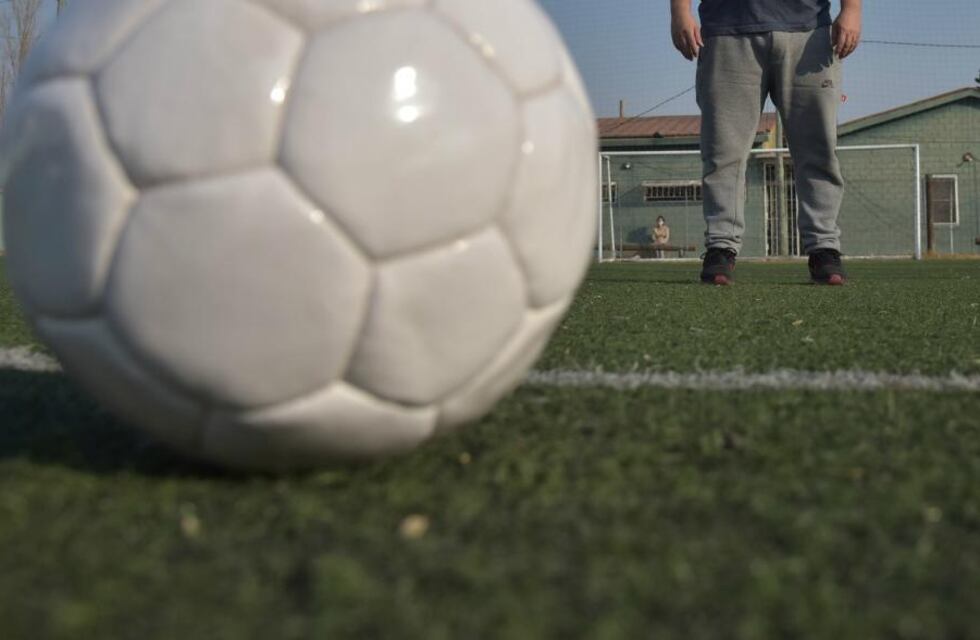 Estaban jugando al fútbol en Rosario y terminaron baleados en las piernas