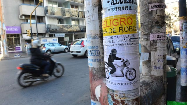 En avenida Vélez Sársfield, vecinos ya alertan sobre motochoros.