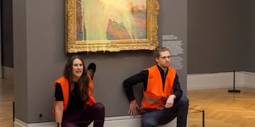 Activistas contra el cambio climático vandalizaron una obra de Claude Monet en Alemania.