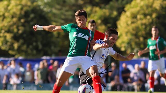 Giuliano Simeone sufrió este domingo una grave lesión en su tobillo y debió ser retirado en ambulancia. (Prensa Alavés)