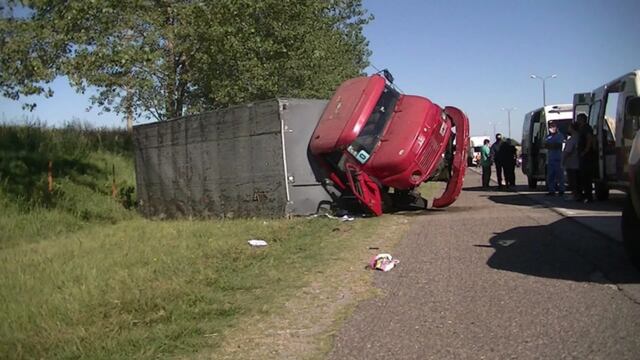 Un Mercedes Benz que transportaba lácteos con destino a Villa Mercedes fue chocado de aotras por otro vehículo similar. Los tres heridos fueron internados. Gentileza El Diario
