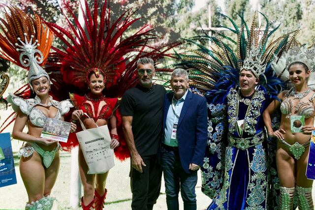 Sergio Goycochea junto al Secretario de Turismo de Entre Ríos y embajadores de carnavales en la Feria Internacional de Turismo