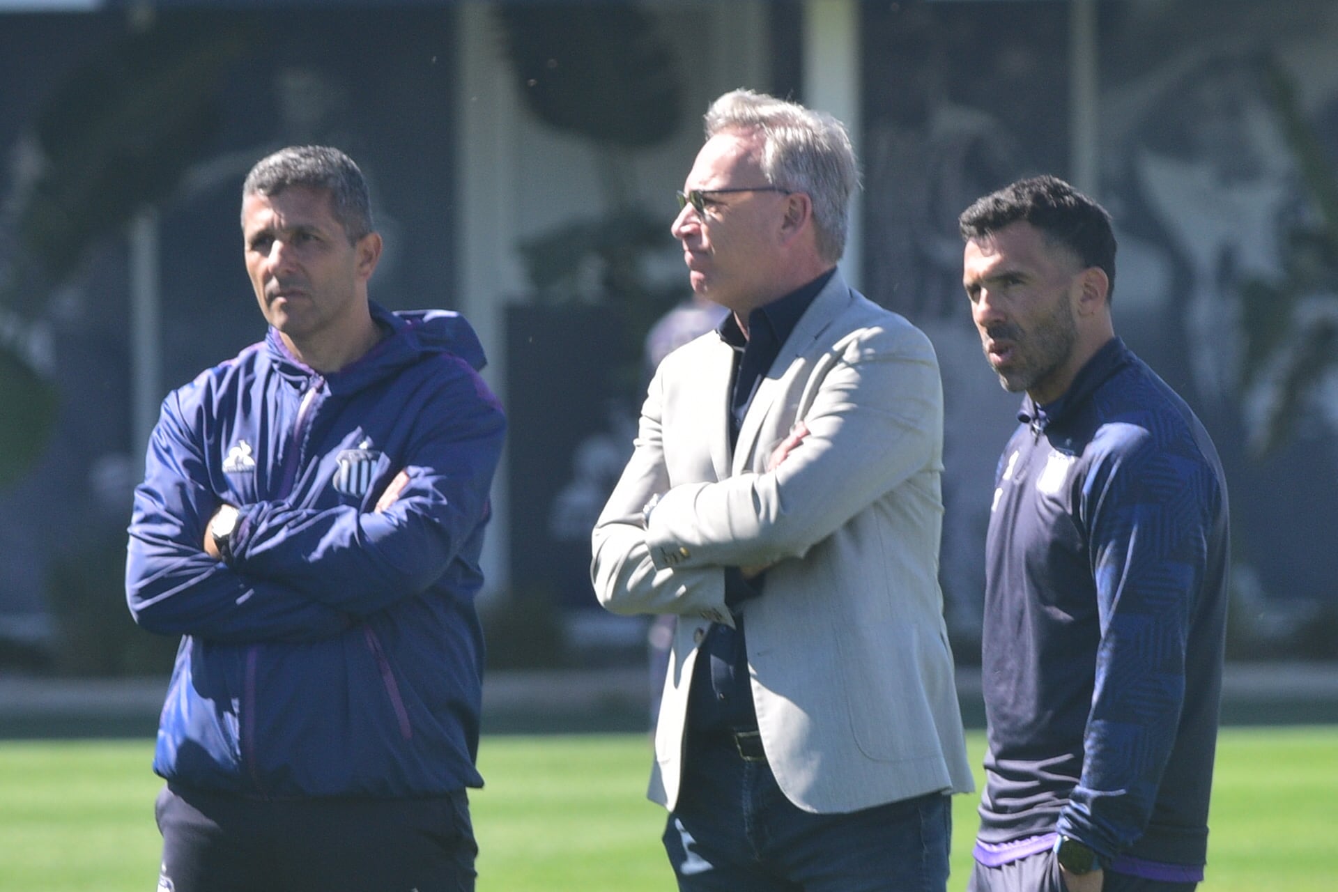 El presidente Andrés Fassi en el entrenamiento junto al entrenador Carlos Tevez. (Pedro Castillo / La Voz)