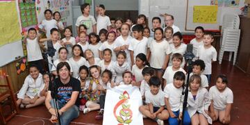 Niños y niñas de escuelas rurales de Córdoba junto al docente y músico, Ramiro Lezcano.