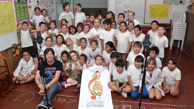 Niños y niñas de escuelas rurales de Córdoba junto al docente y músico, Ramiro Lezcano.