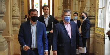 Mario Negri, jefe del interbloque de Juntos por el Cambio, camina junto al diputado mendocino Omar De Marchi, hacia el Salón Delia Parodi para las negociaciones.