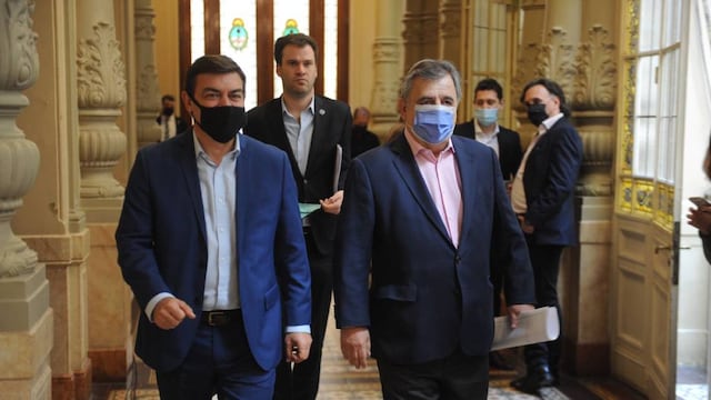 Mario Negri, jefe del interbloque de Juntos por el Cambio, camina junto al diputado mendocino Omar De Marchi, hacia el Salón Delia Parodi para las negociaciones.