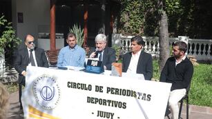 El ministro Normando Álvarez García; el presidente del Círculo, Gonzalo Barrientos; el secretario Fernando Díaz; el vicepresidente Daniel Echazú; y el secretario provincial de Deportes, Luis Calvetti.