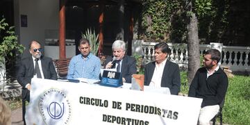 El ministro Normando Álvarez García; el presidente del Círculo, Gonzalo Barrientos; el secretario Fernando Díaz; el vicepresidente Daniel Echazú; y el secretario provincial de Deportes, Luis Calvetti.