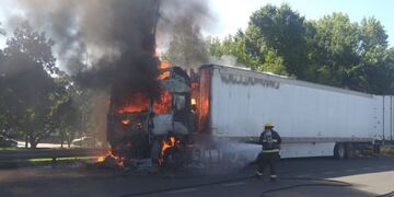 Explotó un camión y se incendió en pleno centro de Caleta Olivia.