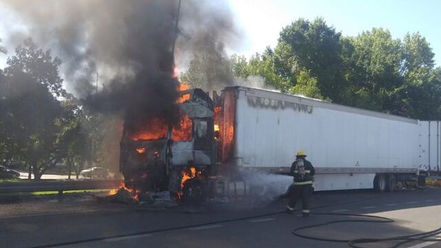 Explotó un camión y se incendió en pleno centro de Caleta Olivia.