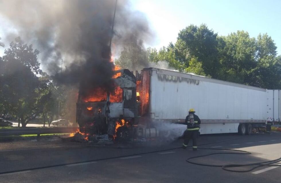Insólito video: explotaron las ruedas de un camión y se incendió en pleno centro de Caleta Olivia