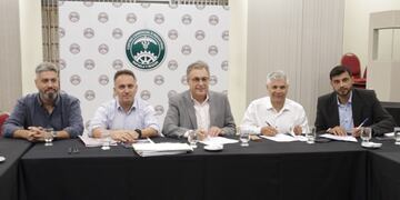 El intendente Luis Castellano y Maximiliano Postovit con autoridades del CCIRR