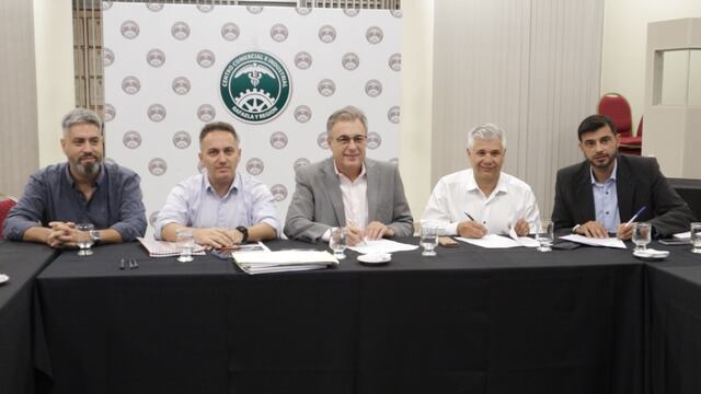 El intendente Luis Castellano y Maximiliano Postovit con autoridades del CCIRR