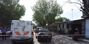 Personal de criminalística trabajó en el lugar tras el incendio que destruyó la vivienda. Mariana Villa/Los Andes