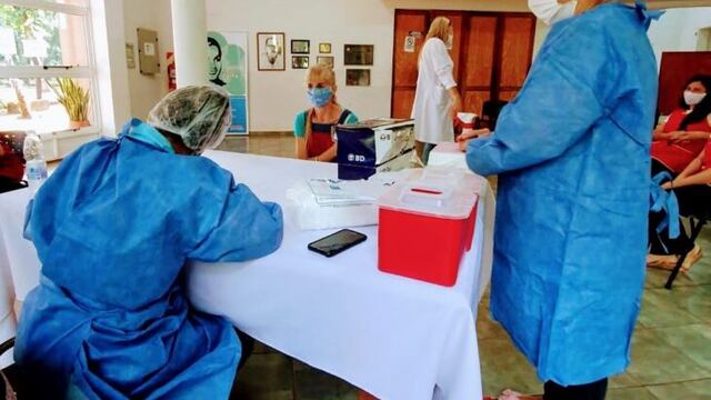 Montecarlo: directores y docentes del nivel inicial comenzaron a recibieron la vacuna contra el Covid-19