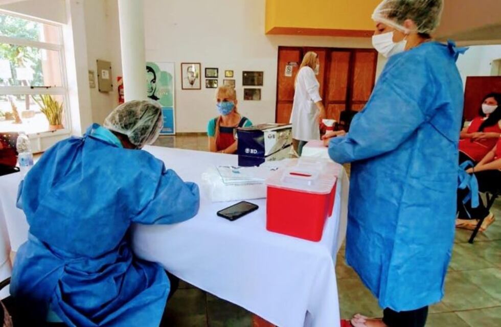 Montecarlo: directores y docentes del nivel inicial comenzaron a recibieron la vacuna contra el Covid-19