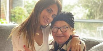 La influencer tiene 34 años y disfrutó de una tarde junto a la mamá de su padre.