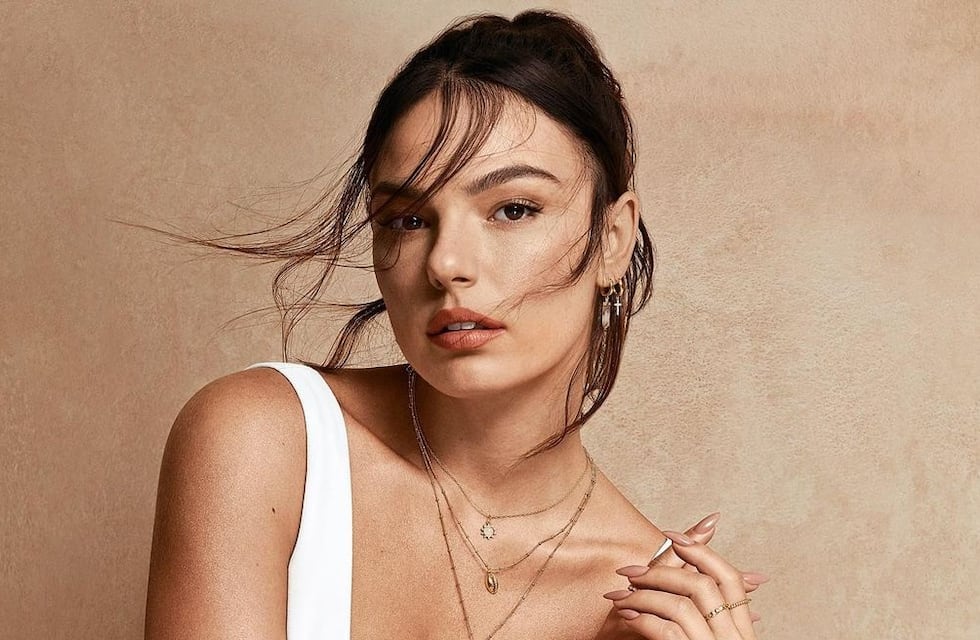 Isis Valverde, “Suelen” de Avenida Brasil, lució una microbikini en la playa