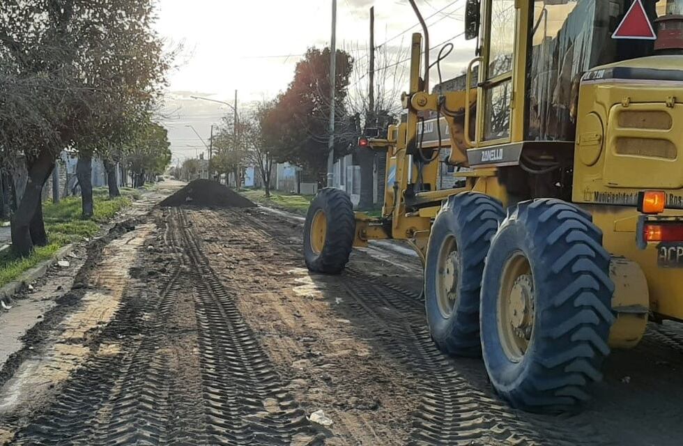 Continúa la reparación y mantenimiento de calles de tierra en barrios y localidades