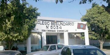 Frente del secundario Enrique Cornejo.