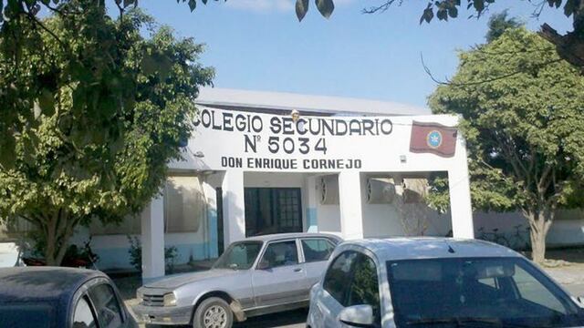 Frente del secundario Enrique Cornejo.