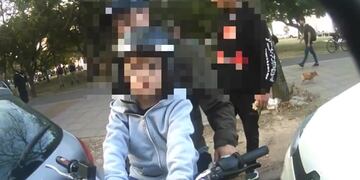 El nene iba sentado delante del manubrió cuando los frenaron sobre Avenida Presidente Arturo Illia al 1800.