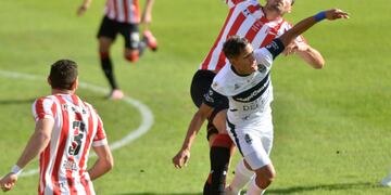 Estudiantes y Gimnasia, en el estadio del León, por la Copa de la Liga Profesional. (Fotobaires)