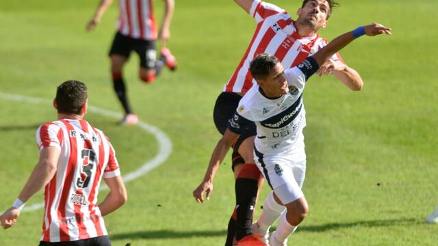 Estudiantes y Gimnasia, en el estadio del León, por la Copa de la Liga Profesional. (Fotobaires)
