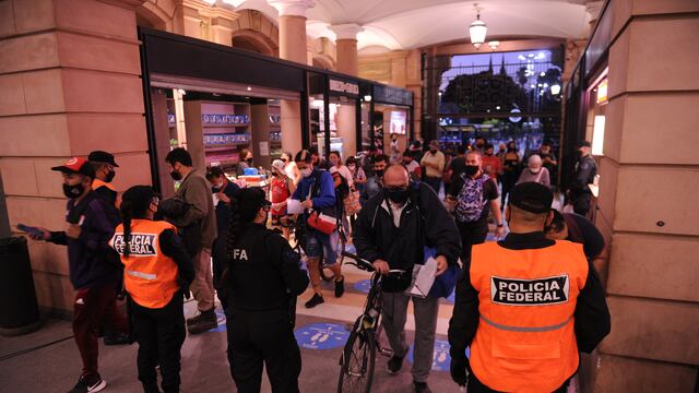 Coronavirus en Argentina Buenos Aires
Covid19 controles en la estación de tren Constitución. Transporte público.
Foto Clarin