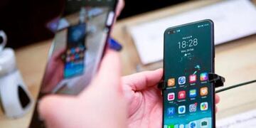 La AFIP va a subastar 250 celulares.