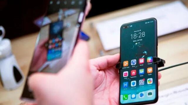 La AFIP va a subastar 250 celulares.