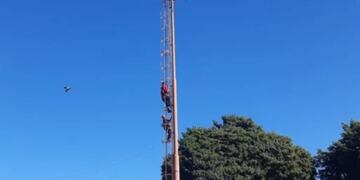 Un hombre intentó tirarse desde una torre y fue salvaguardado por policías.