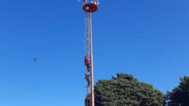 Un hombre intentó tirarse desde una torre y fue salvaguardado por policías.
