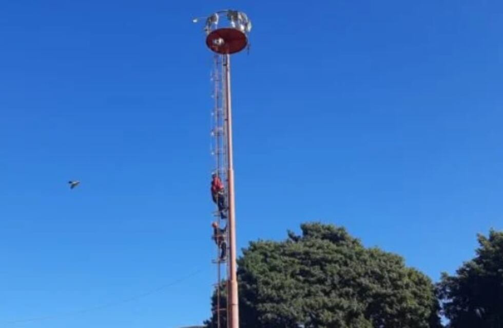 Un hombre intentó tirarse desde una torre y fue salvaguardado por policías