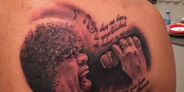 El ex jugador Carlos Luna y su tatuaje de "la Mona" Jiménez. (Gentileza La Nación).