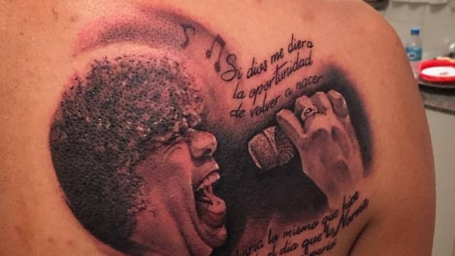 El ex jugador Carlos Luna y su tatuaje de "la Mona" Jiménez. (Gentileza La Nación).
