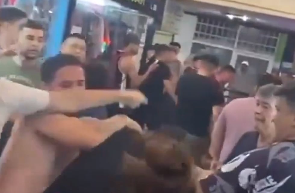 Corridas, disparos y puñaladas en la Galería Norte de Córdoba: el video del tenso momento
