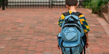 A un nene de 6 años le escribieron un cartel con la palabra "terrorista" en la escuela. (imagen ilustrativa).